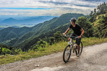 Mountainbikerin in Nepal