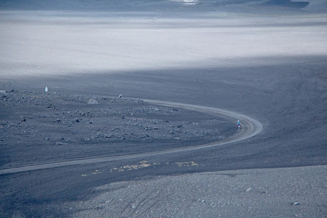 Auf dem Streckenabschnitt durch die trockene Vulkansandwüste sind genug Wasservorräte vonnöten. | Foto: Johannes Wolf
