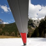 Blick unter einen Langlaufski mit Fell