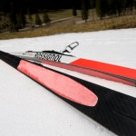 Zwei Langlaufski mit Fell liegen auf dem Schnee