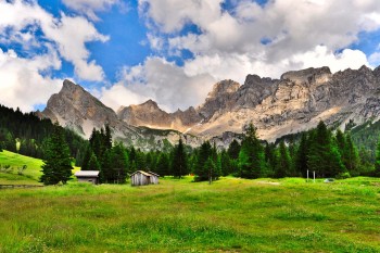 Der Col Ombert (ganz links) im Val San Nicolò. Auf der linken, steilsten Seite verläuft die Ferrata Kaiserjäger, einer der schwierigsten Klettersteige der Dolomiten. | Foto: Sabine Dettling