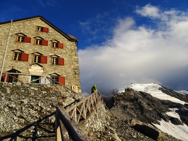 Seit mehr als einem Jahrhundert der Stützpunkt am Normalweg: Die wunderschöne, authentische Payerhütte. | Foto: Basti Fiedler