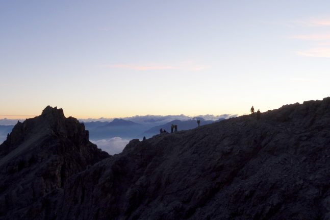 Aufbruch am frühen Morgen. Die Gipfelanwärter auf dem Grat zwischen Tabarettaspitze und Tschierfeckwandl. | Foto: Basti Fiedler