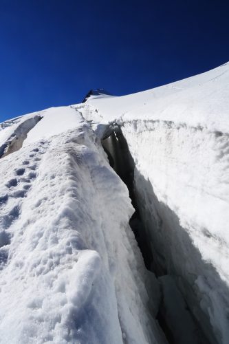 Gletscherspalten zu überwinden - die von Bergführern meist mit Leitern und Seilen versichert sind. | Foto: Basti Fiedler