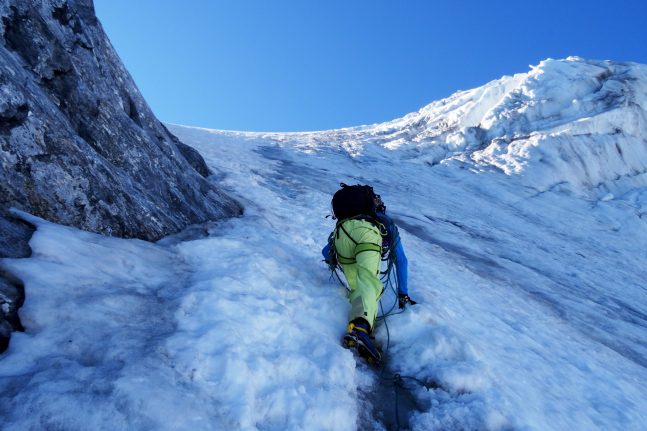 Im Aufstieg an einer der Steilstellen im Eis - bei Blankeis durchaus heikel, da keinerlei Sicherungsmöglichkeit besteht. | Foto: Basti Fiedler