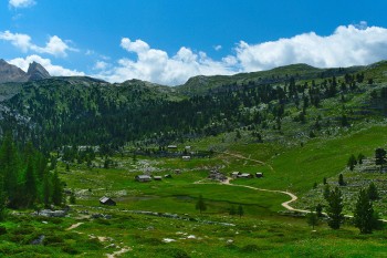 Das Reich der Fanes mit der Ücia Lavarella und dem sagenhaften "Parlament der Murmeltiere" auf der rechten Talseite. | Foto: Sabine Dettling