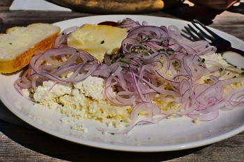 Gaumenschmaus für hungrige Bergsportler: Graukäse mit Zwiebeln und Butter. Dazu wird ein Brotkörbchen mit Schwarzbrot serviert. | Foto: Sabine Dettling