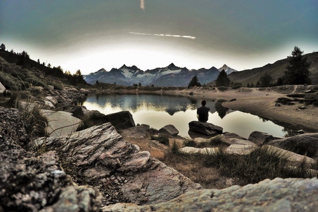 Das Wasser des von umliegenden Bergquellen gespeisten Grünsees (2.300 Meter) schimmert tatsächlich grün. Der Bergsee liegt oberhalb von Zermatt in einer ehemaligen Gletscherlandschaft, eingebettet in eine reiche Alpenflora und umgeben von namhaften Viertausendern der Schweizer Alpen. | Foto: Christian Greither Photography