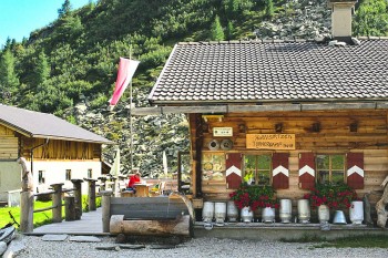 Von der Gögealm als Ausgangspunkt kann man zahlreiche schöne Bergtouren unternehmen. | Foto: Sabine Dettling