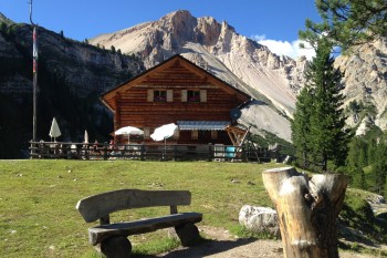 Die Ücia Pices Fanes (Kleine Fanes-Alm) liegt inmitten der Hochebene der Fanes, einem Eldorado für Wanderer, Bergsteiger und Mountainbiker. | Foto: Ücia Pices Fanes