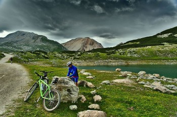 Rast am Lé de Limo (2.159 Meter). Von der Fanes-Hütte aus lassen sich zahlreiche Bike-Touren in grandioser Landschaft unternehmen. | Foto: Sabine Dettling