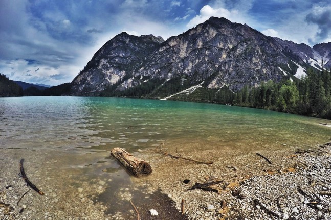 Der Pragser Wildsee (1.494 Meter) in Südtirol liegt im Naturpark Fanes-Sennes-Prags und ist Teil des Unesco-Welterbes der Dolomiten. Heute ist er einer der meist besuchten Seen Südtirols. | Foto: Christian Greither Photography