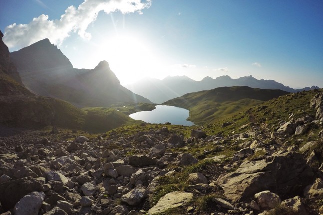 Der Rappensee (2.047 Meter) liegt in einer Karmulde mit mehreren Seen im Zentralen Hauptkamm der Allgäuer Alpen. Direkt am See befindet sich die größte aller 327 Hütten des Deutschen Alpenvereins - die Rappenseehütte. Erreichbar ist der Bergsee von Deutschland (Parkplatz der Fellhornbahn bei Oberstdorf, ca. 3,5 Stunden) sowie von Österreich aus (Lechtal, ca. 3 Stunden). | Foto: Christian Greither Photography