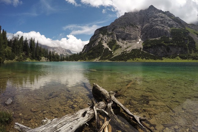 Der romantische Seebensee liegt auf 1.657 Metern in der Mieminger Kette gegenüber der Tiroler Zugspitzarena. Eine schöne Rundtour führt von Ehrwald über den Seebensee zur Coburger Hütte und zum Drachensee. Von dort geht es über das Tajatörl, durch das Brendlkar und über die Ehrwalder Alm zurück nach Ehrwald. | Foto: Christian Greither Photography