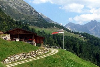 Die Unterrieser Alm ist zwar noch jung, aber punktet wie die anderen mit wundervoller Aussicht und hervorragendem Essen. | Foto: Sabine Dettling