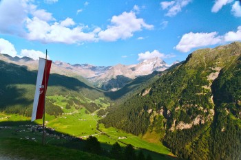 Blick von der Terrasse der Unterrieser Alm über das Reintal hinüber zum Hochgall. | Foto: Sabine Dettling