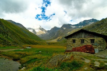 Bei einer Almhütten-Wanderung lässt sich die jahrhundertealte Kulturlandschaft Südtirols entdecken. | Foto: Sabine Dettling