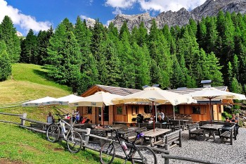 Der nahe Wasserfall gibt der Baita alle Cascate im Val San Nicolè ihren Namen. | Foto: Sabine Dettling