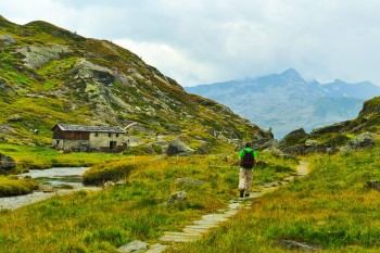 Der Aufstieg zur Südtiroler Rötalm führt durch die reizvolle Landschaft des Rötmooses. | Foto: Sabine Dettling