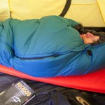 Die Kapuze des Mumienschlafsacks passt; ein Wärmekragen sorgt für die Isolation vor der Brust. | Foto: Stefan Rehm