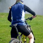 Auch beim Biken ist die Westenvariante der winddichten Löffler Worldcup Jacke ein super Begleiter. | Foto: Barbara Strobl