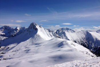 Schneelandschaft mit Gipfel im Gebirge
