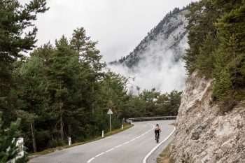 In der Mieminger Runde: Asphalt-Passage auf der Straße von Telfs in die Leutasch. | Foto: Franz Mösbauer,