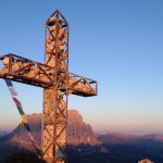 Sonnenaufgang auf der Großen Cirspitze - der Langkofel leuchtet im Morgenrot. | Foto: Simon Piccolruaz