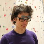 Hochgeklapptes Clip Up, das auf einer normalen Brille befestigt wurde.