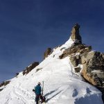 Am Gipfelgrat wird sp&auml;testens das Skidepot eingerichtet. Was folgt, ist der heikelste Teil. | Foto: Michael Hrobath