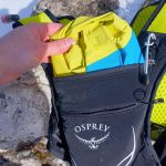 Eine d&uuml;nne Laufjacke findet zus&auml;tzlich neben einer gef&uuml;llten Trinkblase Platz. Ist die Jacke dicker, wird es jedoch eng. | Foto: Flo Glott