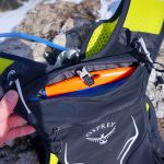 F&uuml;r l&auml;ngere L&auml;ufe findet eine Trinkblase in der Osprey Laufweste Platz, die &uuml;ber einen kleinen Clip aufgeh&auml;ngt werden kann. | Foto: Flo Glott