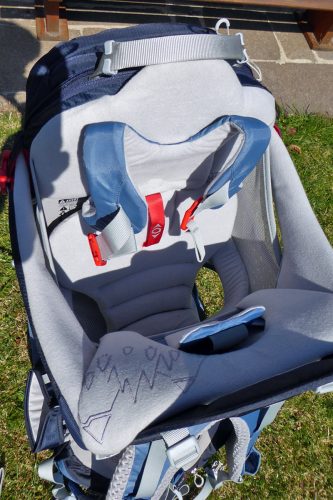 Die Sitzh&ouml;he ist bei Osprey-Kindertragen an die Gr&ouml;&szlig;e des Kindes anpassbar. Auch der gepolsterte Brustgurt ist verstellbar. Praktisch: Die Schnalle wird leicht zug&auml;nglich vor der Brust des Kindes verschlossen. | Foto: Hannes Klinge