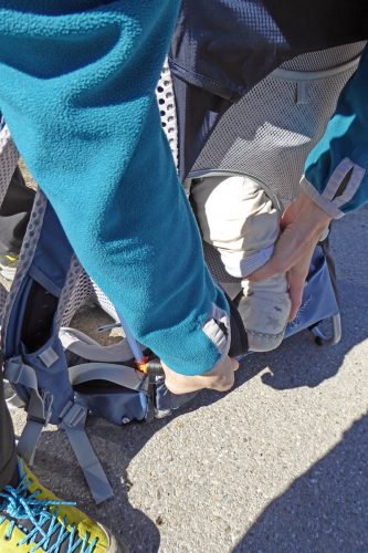 Steigb&uuml;gel verbessern den Sitzkomfort f&uuml;r die Kinder, indem sie die H&uuml;fte entlasten. | Foto: Hannes Klinge