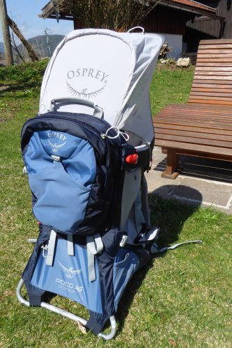 Ausgeklappt wird das Sonnendach einfach an zwei Haken fixiert und stabilisiert so auch die integrierte Regenh&uuml;lle. | Foto: Hannes Klinge