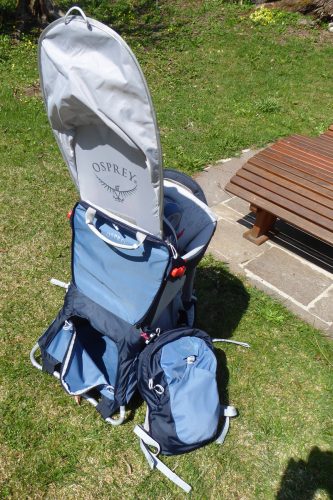 Der Daypack der Poco AG Premium ist abnehmbar. Das Sonnendach verschwindet bei Nichtgebrauch einfach in der Trage. | Foto: Hannes Klinge