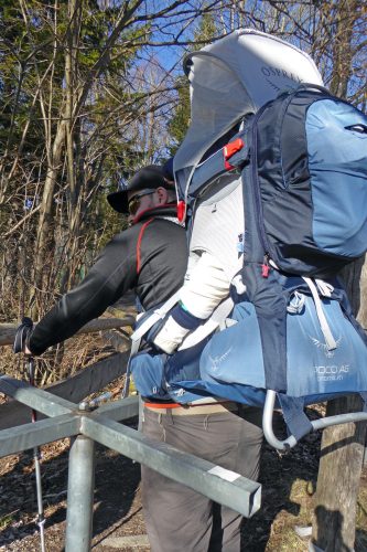 Das ger&auml;umige Bodenfach der Poco AG Premium schluckt ordentlich Zuladung. Ist es in Benutzung, kann der Standfu&szlig; beim Tragen nicht eingeklappt werden. | Foto: Hannes Klinge