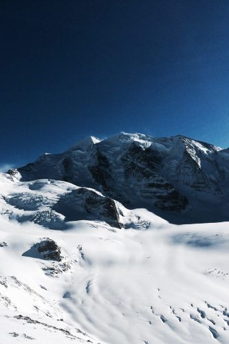 Blick von unten auf den Gipfelaufbau des Piz Palü mit Schneefeld. | Foto: Michael Hrobath