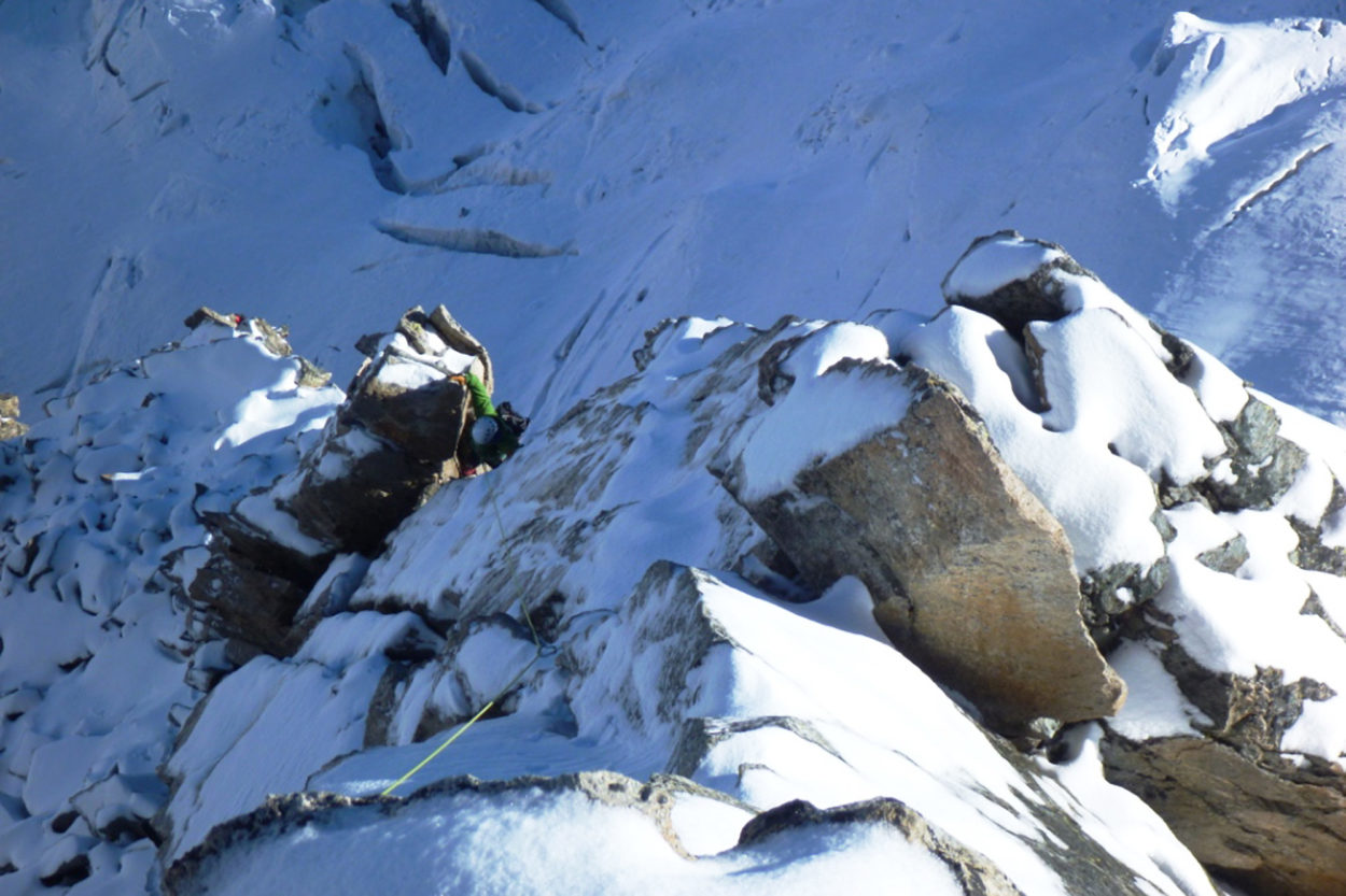 Kletterer steigt &uuml;ber Fels und Granitbl&ouml;cke auf