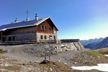 Die Fiderepasshütte auf dem Zustieg zum Mindelheimer Klettersteig lädt nach zwei bis drei Stunden zu einer ersten Pause ein. | Foto: Basti Fiedler