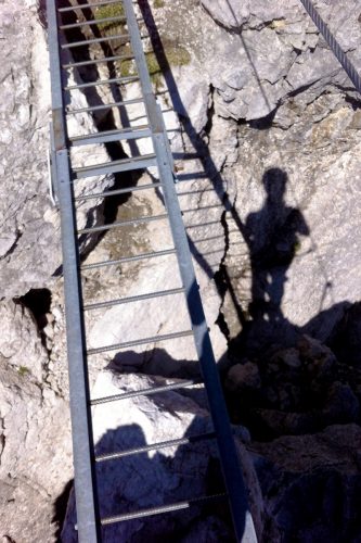 An der bekannten Leiterbrücke auf dem Mindelheimer Klettersteig führt kein Weg vorbei. | Foto: Basti Fiedler