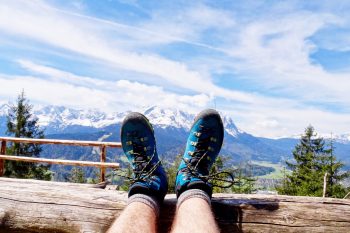 Beine hochlegen: Der komfortable Schuh drückt auch bei fest angezogenen Schnürsenkeln nicht. | Foto: Andreas Lindebner