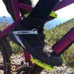 Das Design ist schlicht und verrät kaum, was im Terrex Trail Cross Protect steckt. | Foto: Sven Papendick