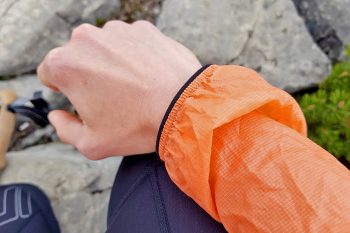 Die Bündchen an den Armen sind schlicht gestaltet, schließen aber trotzdem gut ab. | Foto: Vroni Heidrich