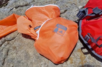 In der Pack-It-Innentasche l&auml;sst sich die adidas Terrex Agravic Alpha Hooded Shield praktisch verstauen. | Foto: Vroni Heidrich