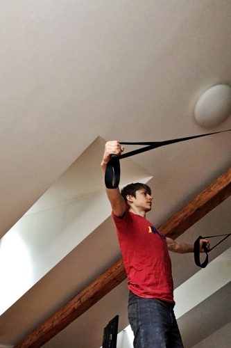 Die Übung solltest Du langsam und kontrolliert ausführen. | Foto: Chris Münch