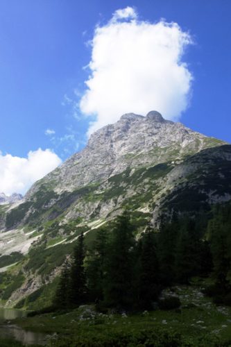 Die Sonnenspitze bei Imposant präsentiert er sich vor us: Der Gipfel der Ehrwalder Sonnenspitze, das Ziel unserer Bergtour. | Foto: Andreas Burger