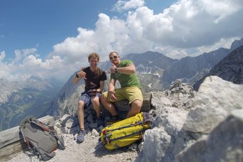 Auf Umwegen endlich am Ziel angekommen: Zwei strahlende Gesichter auf dem Gipfel der Ehrwalder Sonnenspitze. | Foto: Andreas Burger