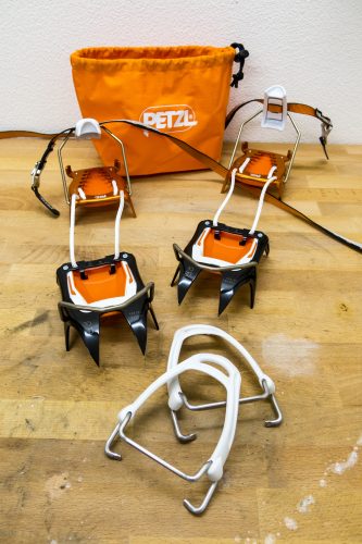 Der Lieferumfang des Petzl Ivris Hybrid Steigeisen ist umfangreich. | Foto: Franz Mösbauer