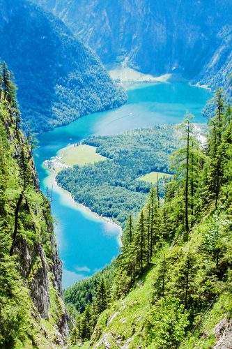 Am Ufer des Königsees auf der Grünfläche steht die Kirche St. Bartholomä. | Foto: Steinacher/Werntgen